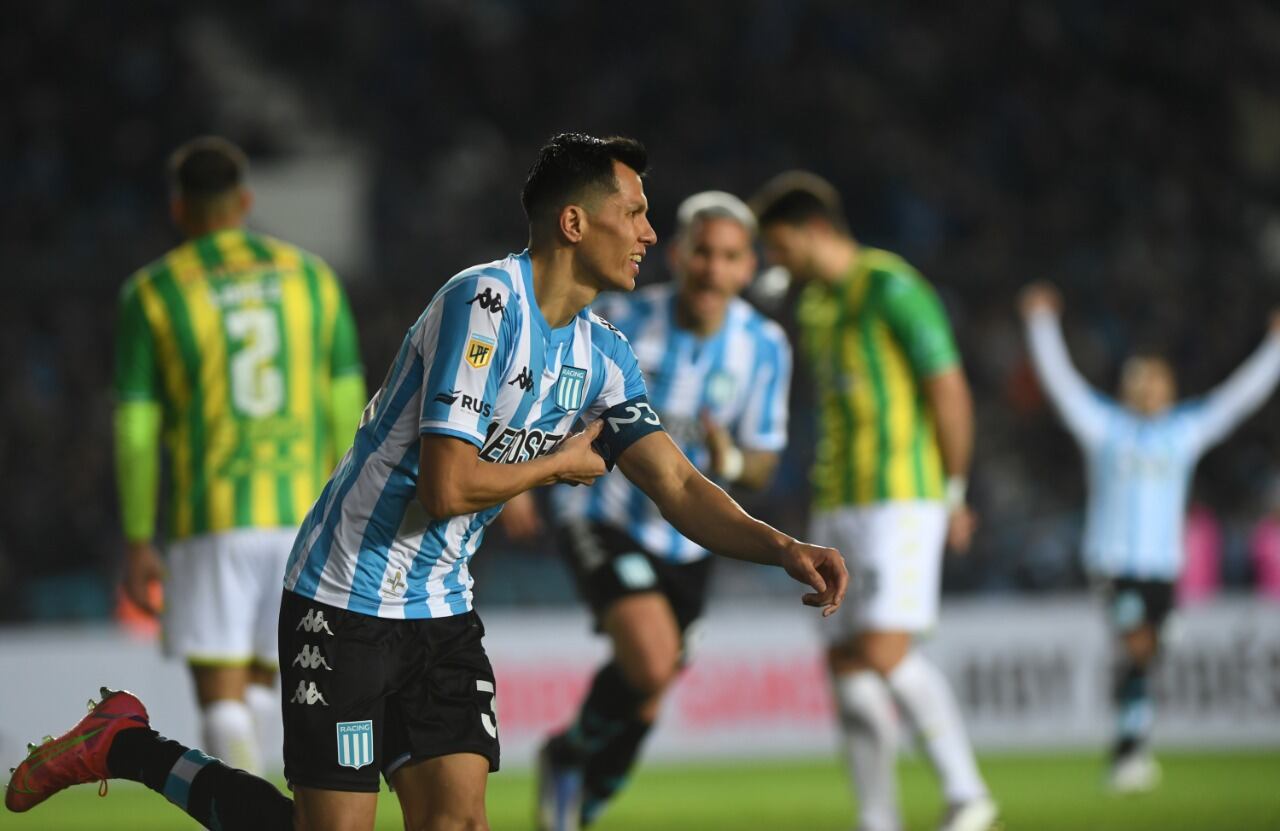 Sigale luego de convertir su gol en el segundo tiempo