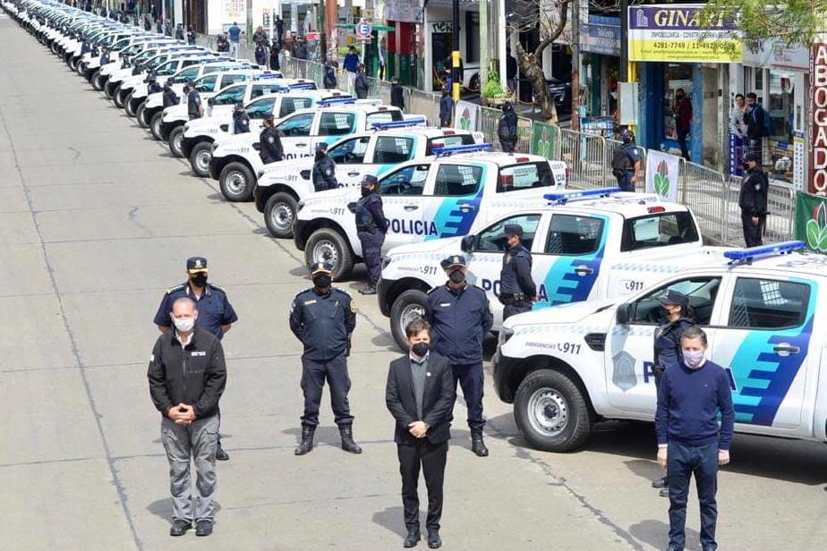 Sergio Berni, Axel Kicillof y Fernando Gray en el acto de presentación de los móviles.