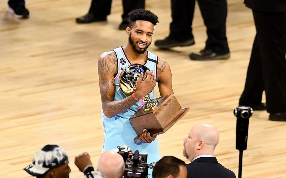 Derrick Jones Jr. abraza el trofeo.