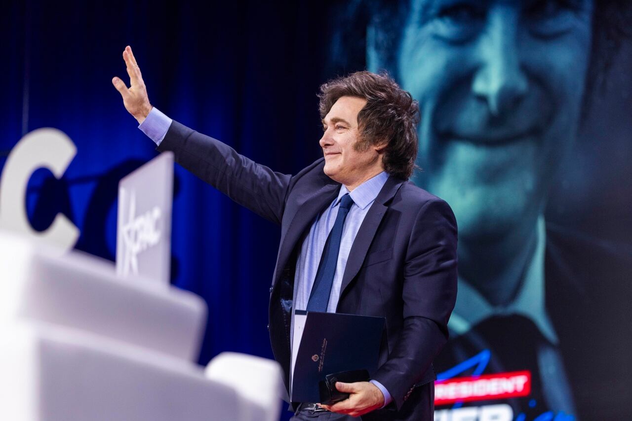 Milei saluda a los fans de ultraderecha al arribar a la CPAC. 