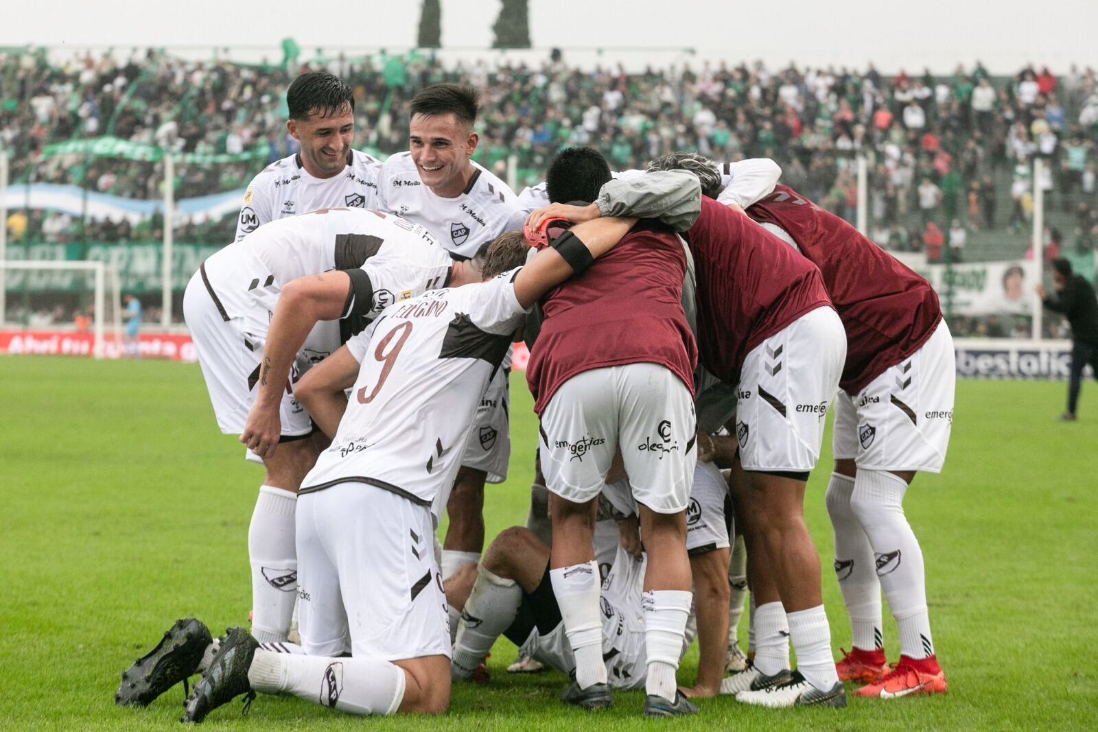Todo Platense celebra el golazo de Saborido