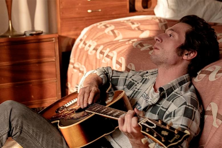 Jeremy Allen White como Bruce Springsteen. 