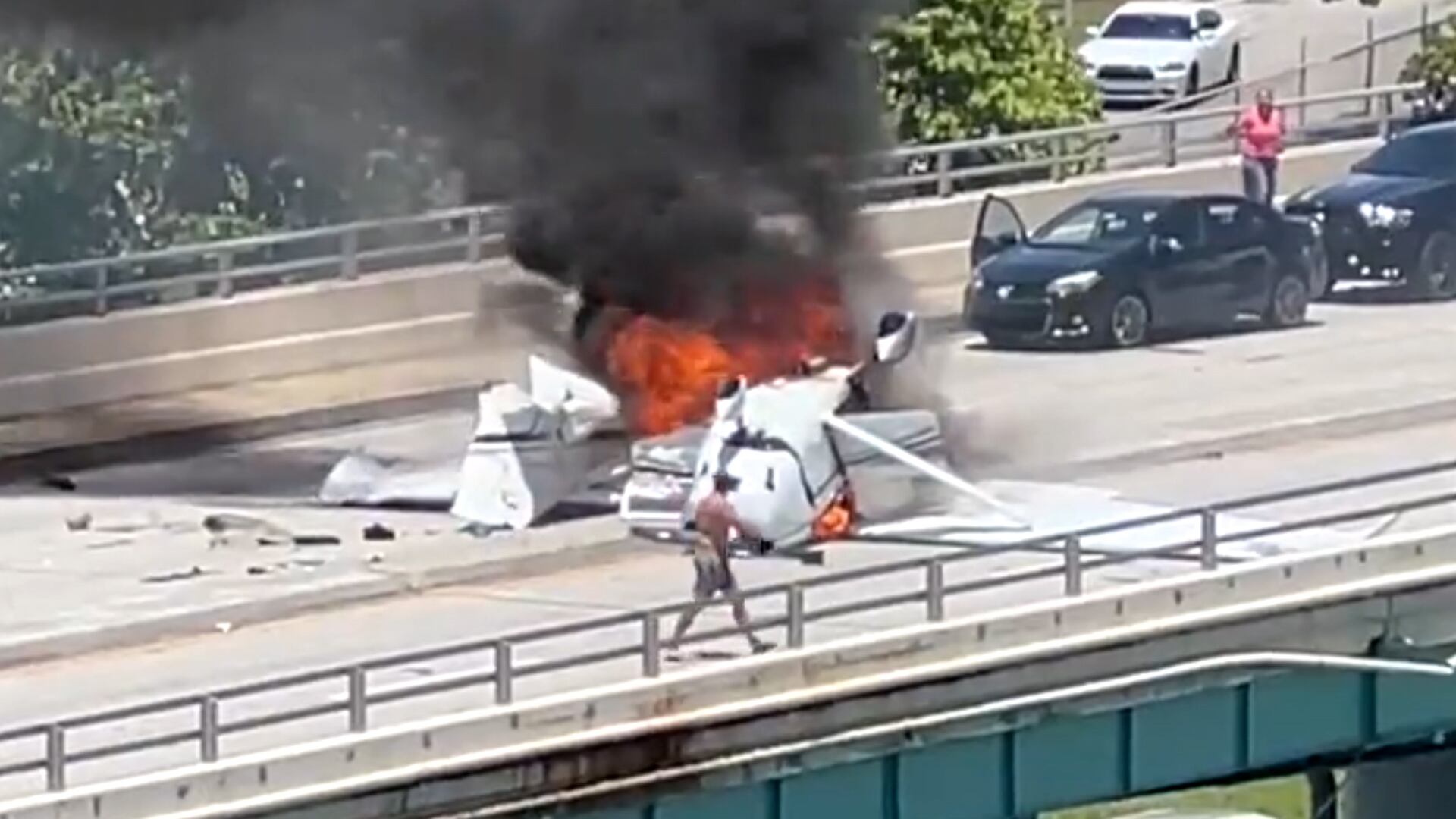 Estados Unidos: una avioneta se estrelló sobre un puente en Miami e ...