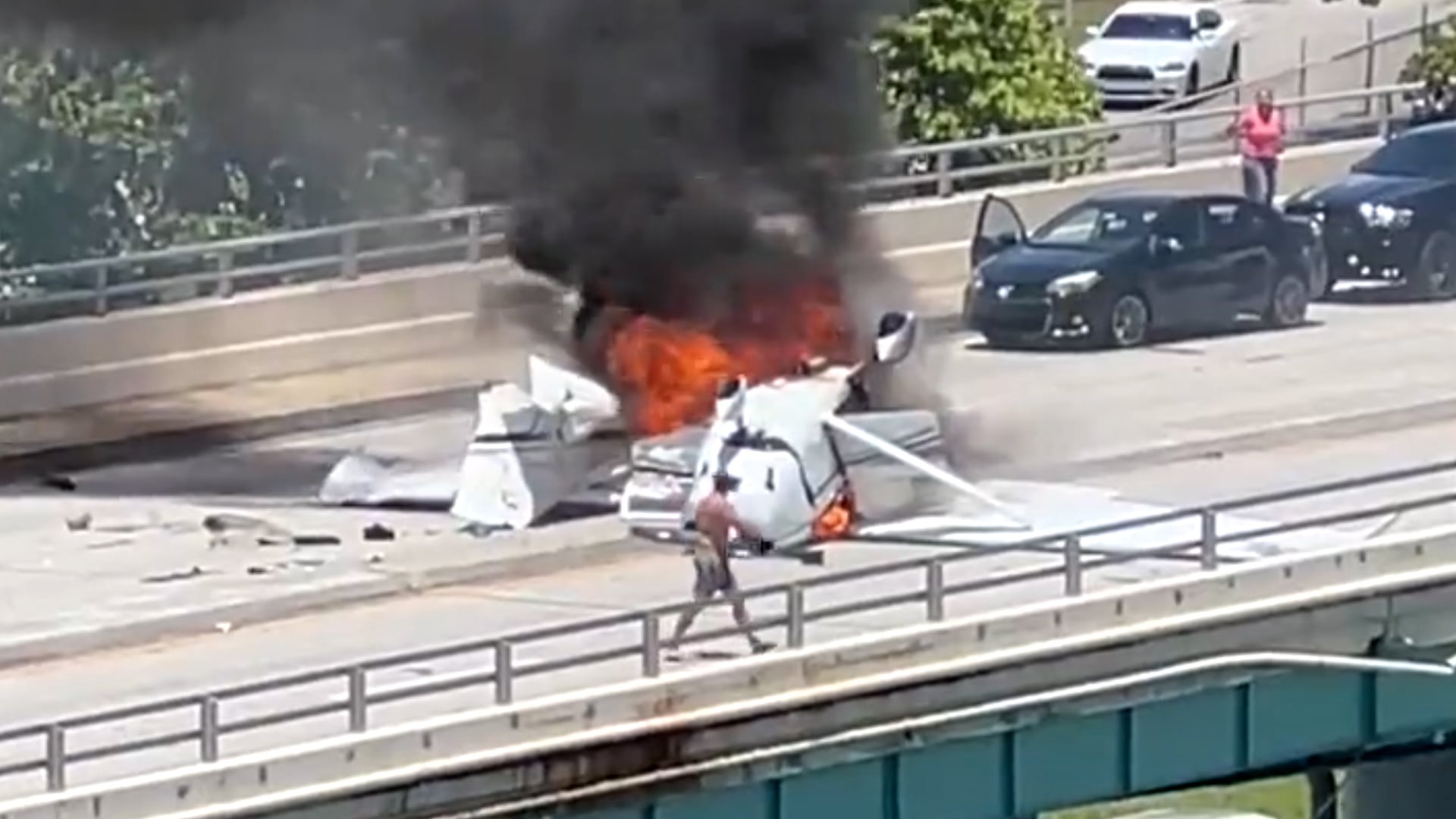 Cayó una avioneta sobre un puente de Miami (Imagen: Captura.).