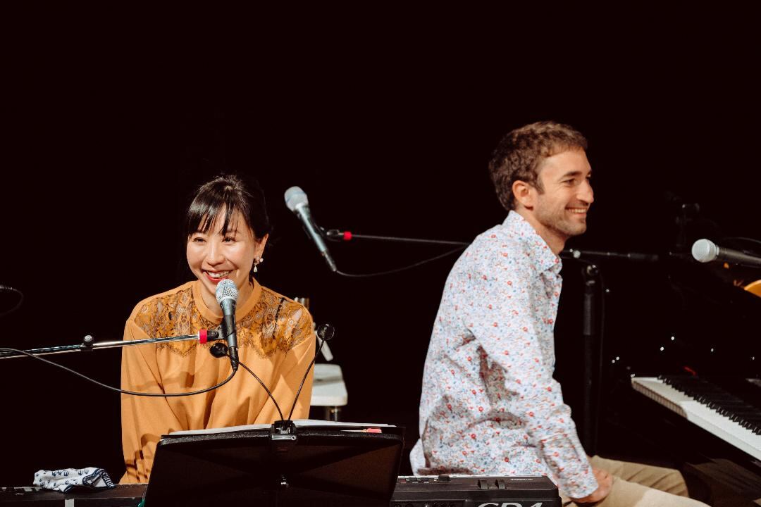 Kotringo junto a Juan Martín Ferrari, pianista y cantante de Cribas.