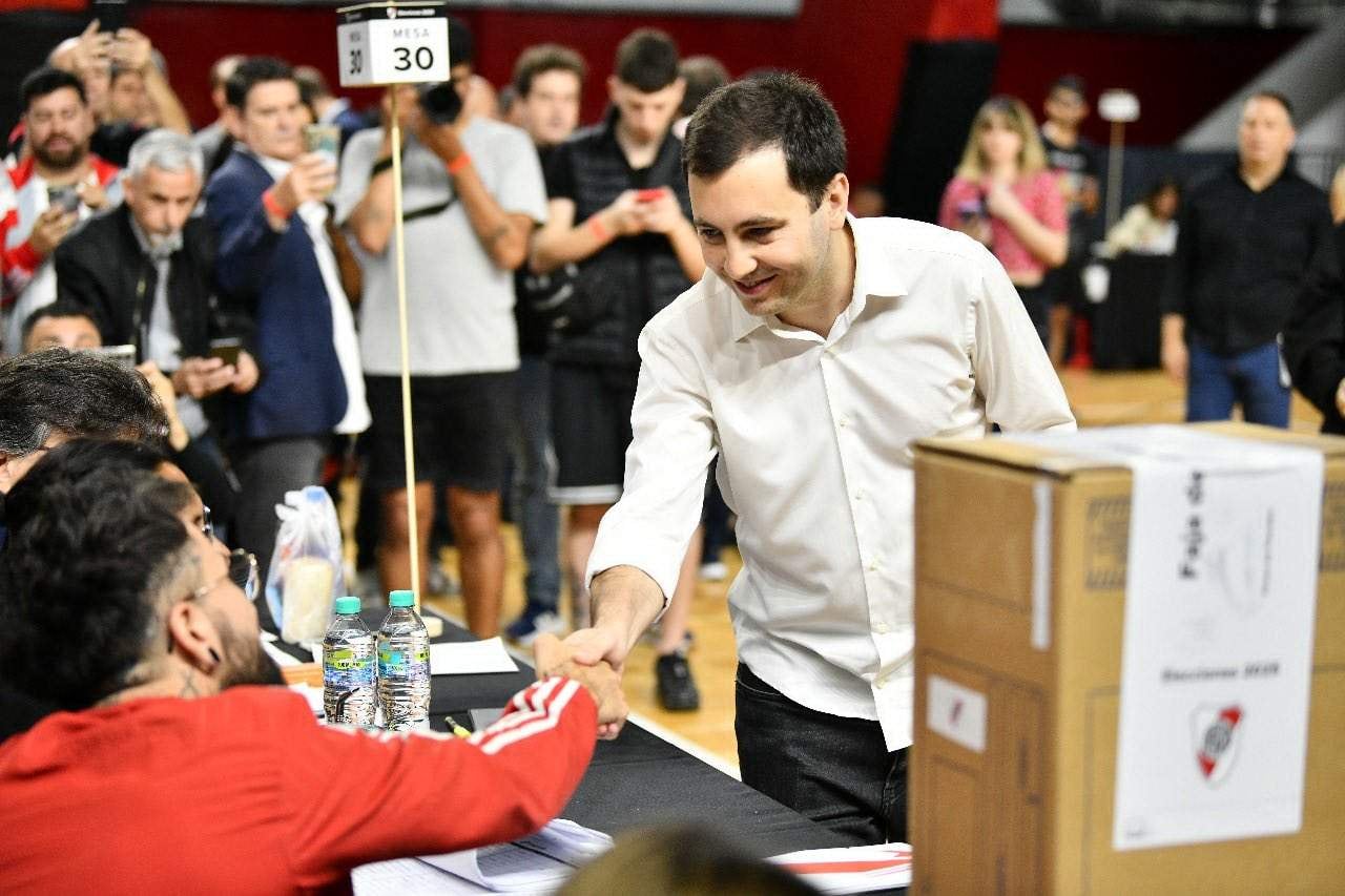 El nuevo presidente de River, en el momento de votar