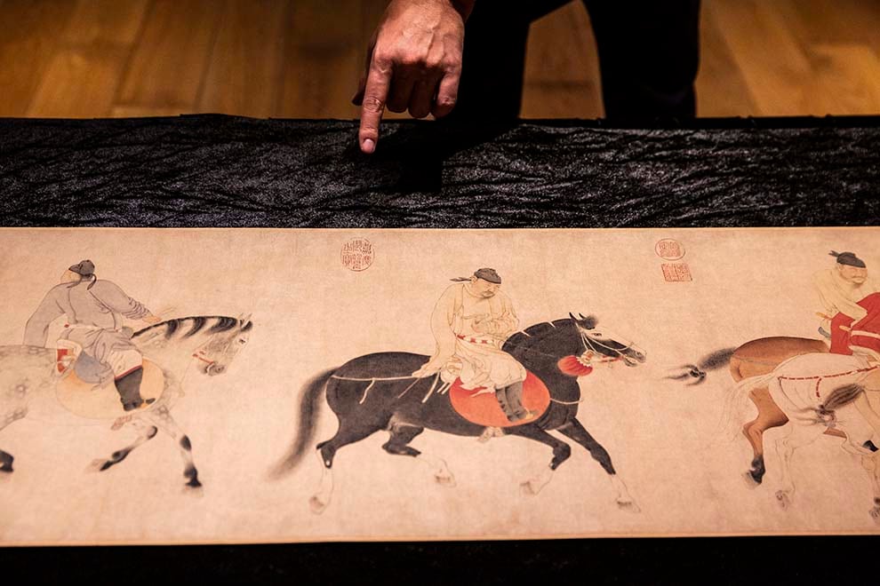 El pergamino pintado durante la dinastía Yuan será subastado por Sotheby's Asia en Hong Kong por un valor estimado de entre 10 y 15,5 millones de dólares.