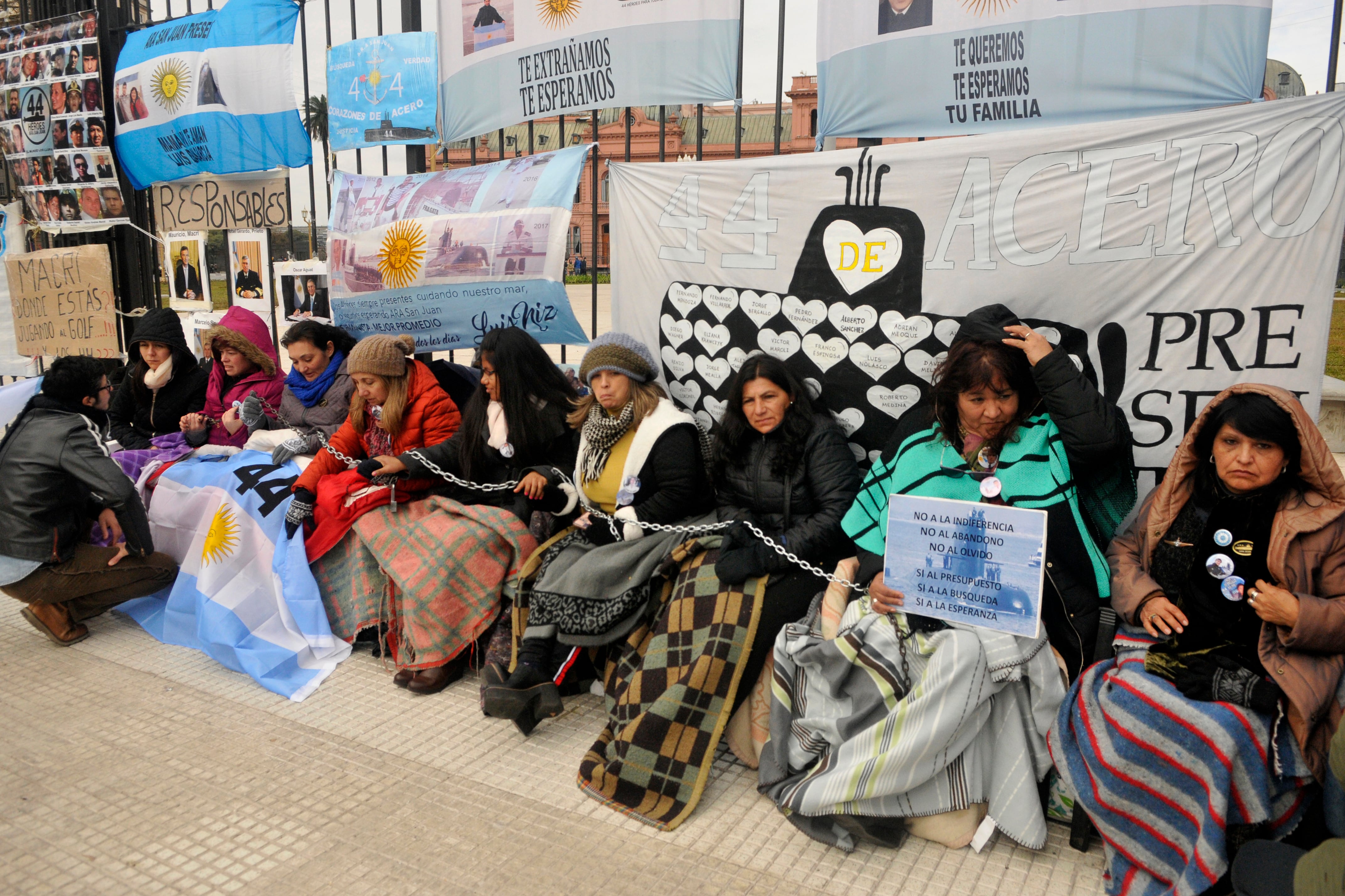 Los familiares recuerdan que debieron encadenarse en Plaza de Mayo.