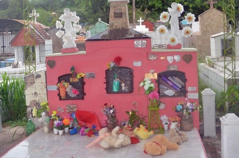 Adoración a Julia Tercero en el cementerio de Tartagal.