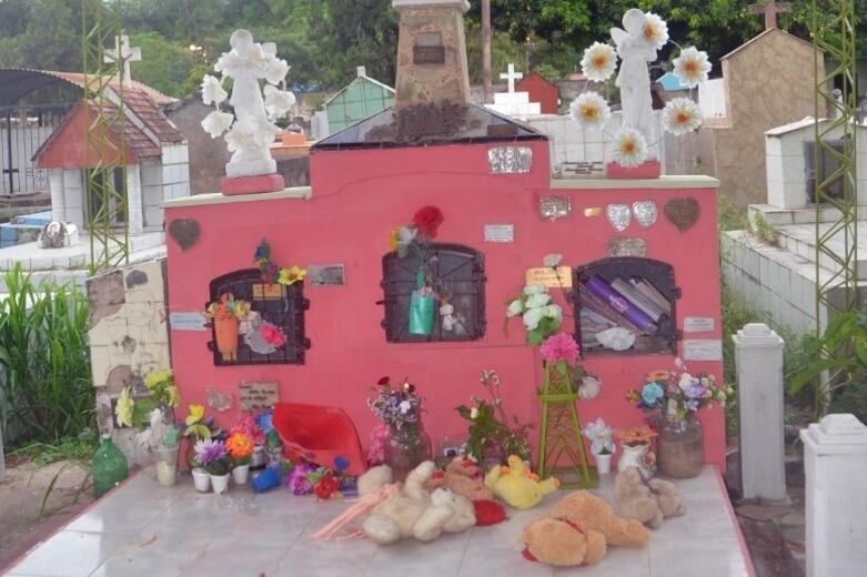 Adoración a Julia Tercero en el cementerio de Tartagal.
