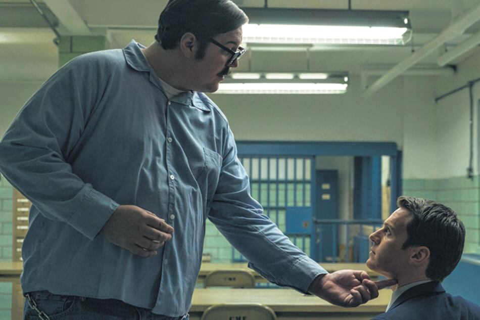 Mindhunter se pasea, y con gusto, en la biblioteca pop de antaño.