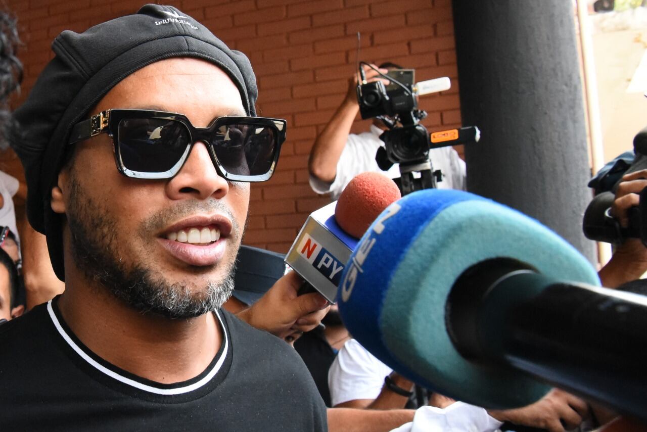 Ronaldinho, contento con la llegada de Messi al PSG.