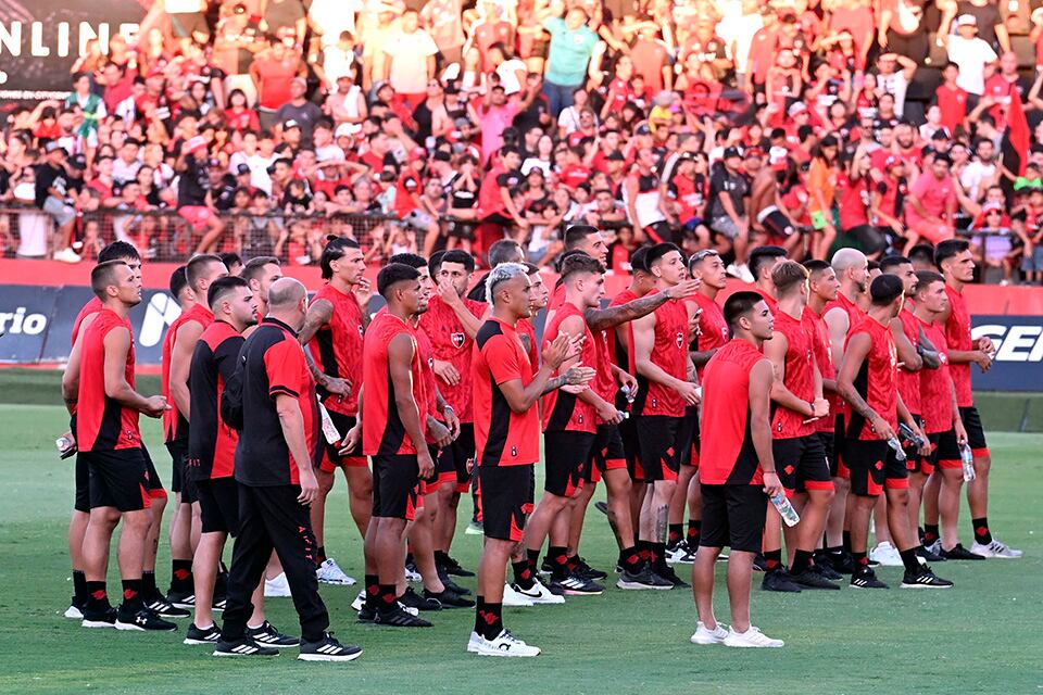 Aunque el Banderazo tuvo poca concurrencia, el plantel fue alentado por los hinchas.