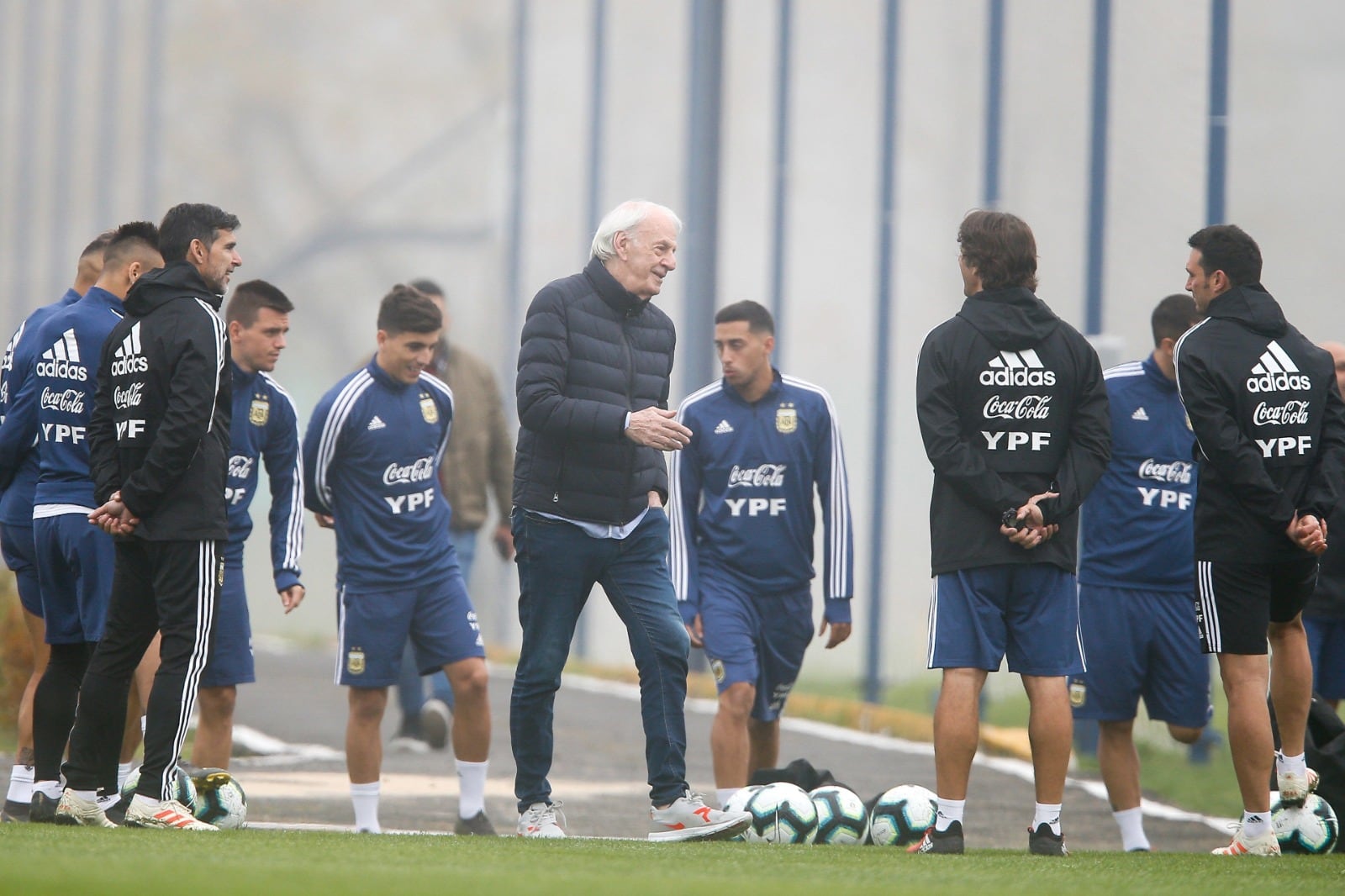 Menotti en el predio de Ezeiza, con Scaloni, su cuerpo técnico y el plantel argentino