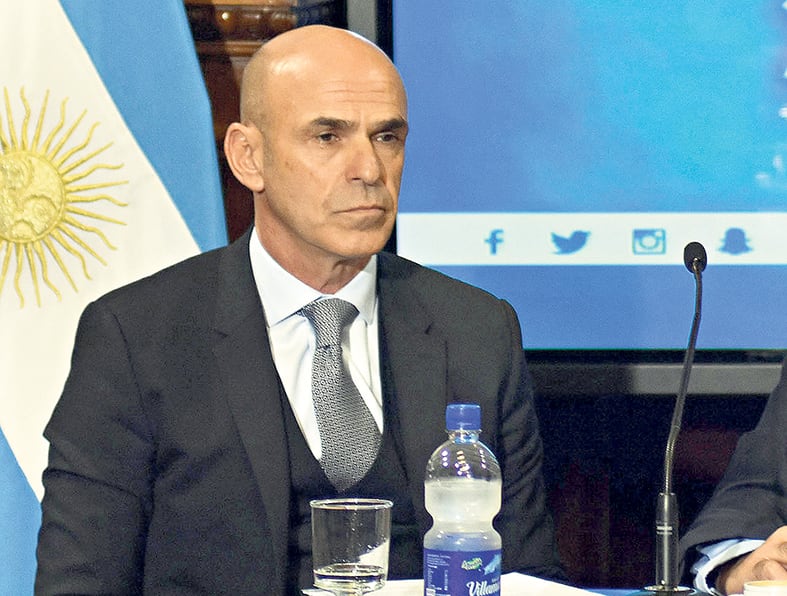 Gustavo Arribas cambió su versión y ahora asegura que cobró 70 mil dólares por la venta de muebles.