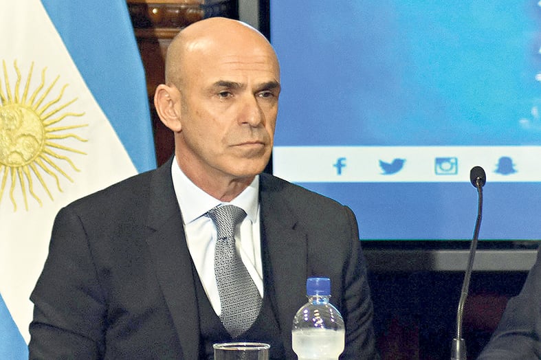 Gustavo Arribas cambió su versión y ahora asegura que cobró 70 mil dólares por la venta de muebles.