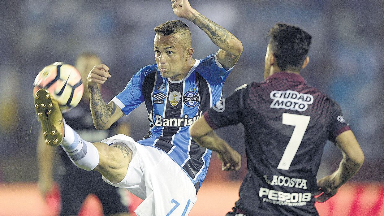 Luan, autor del segundo de Gremio, lucha con Acosta.