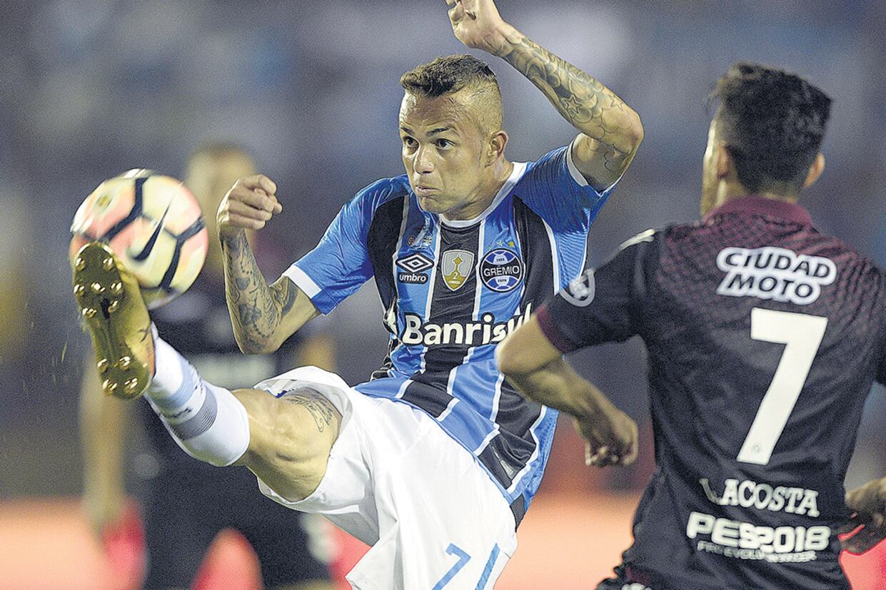 Luan, autor del segundo de Gremio, lucha con Acosta.