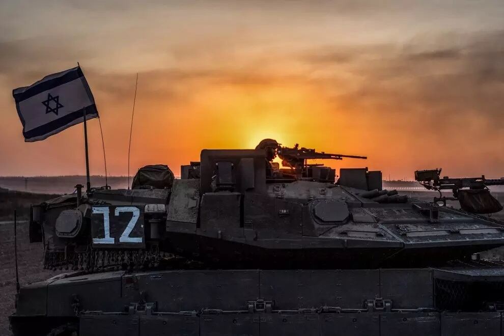 Un soldado israelí sobre un tanque cerca de la frontera entre Gaza e Israel, en la ciudad de Sderot, a 12 de octubre de 2023.