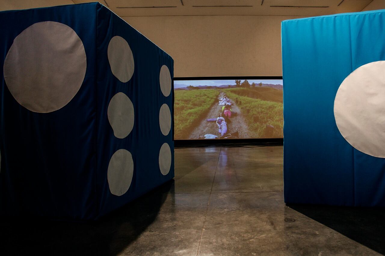 "Double Six San Juan", de Yutaka Sone; al fondo el video "Collective Conscience", de Oscar Murillo.