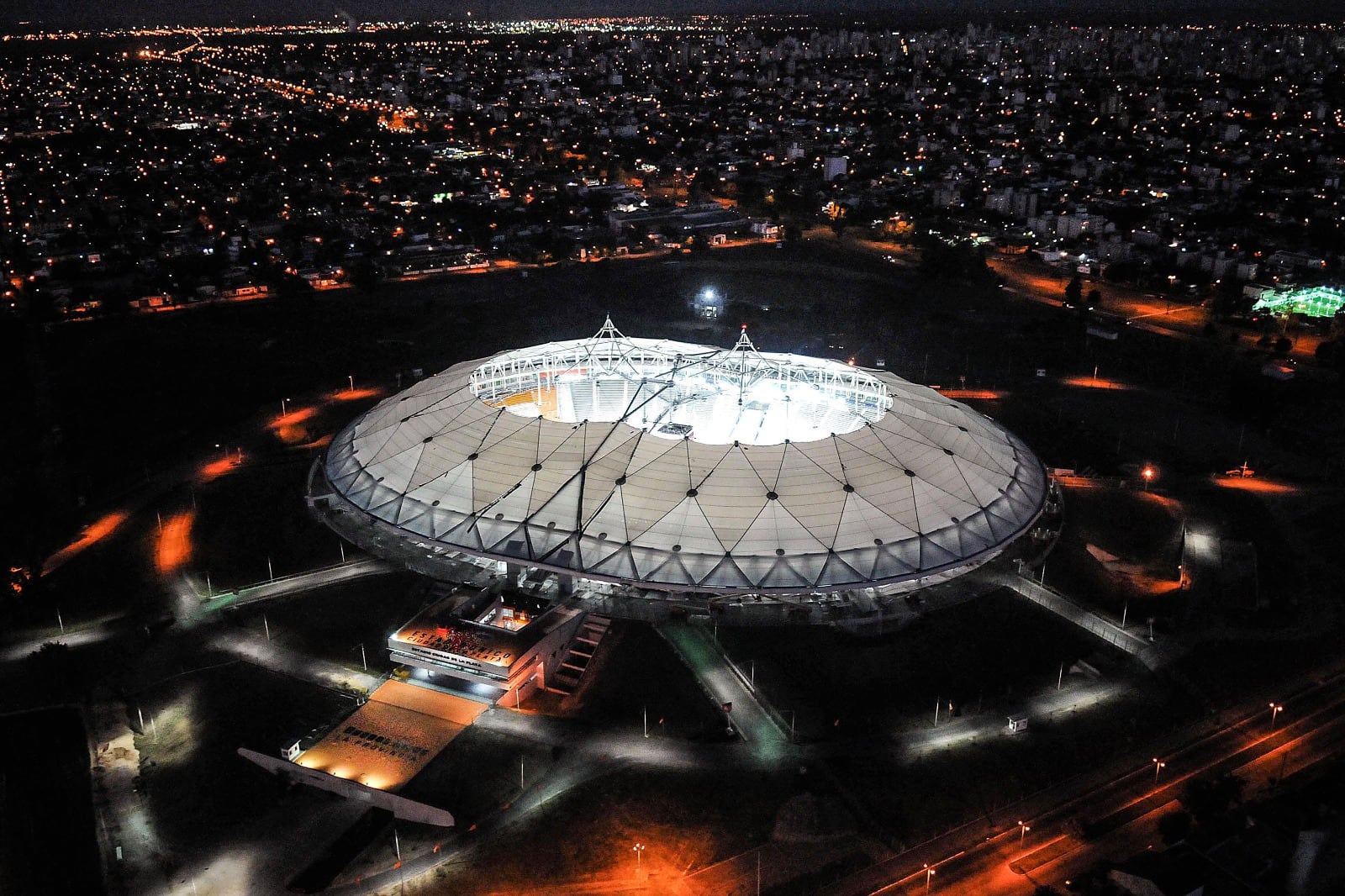 Imagen nocturna del actual Estadio Único Diego Armando Maradona.