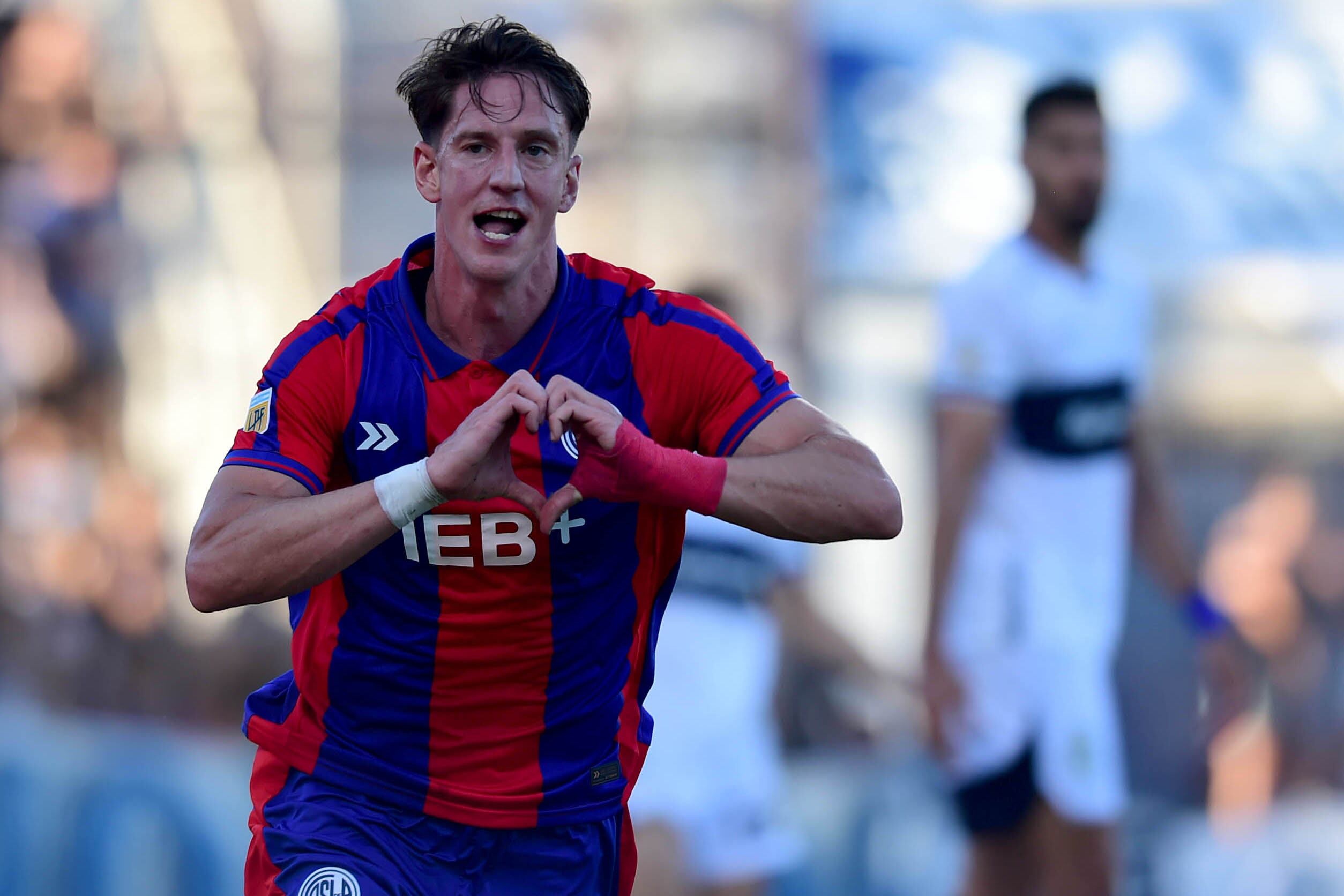 Vombergar festeja el 1 a 0 en La Plata.