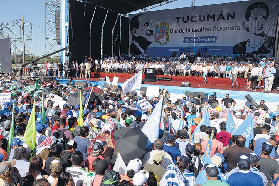 El escenario fue montado frente a la pista y las tribunas del hipódromo tucumano.