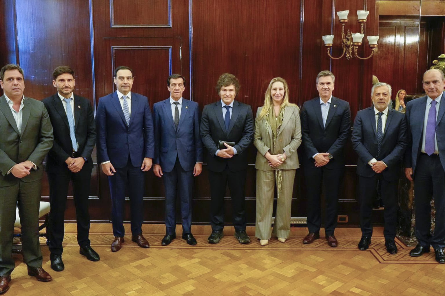 Javier Milei, Karina Milei y Guillermo Francos juntos a los gobernadores de la UCR.