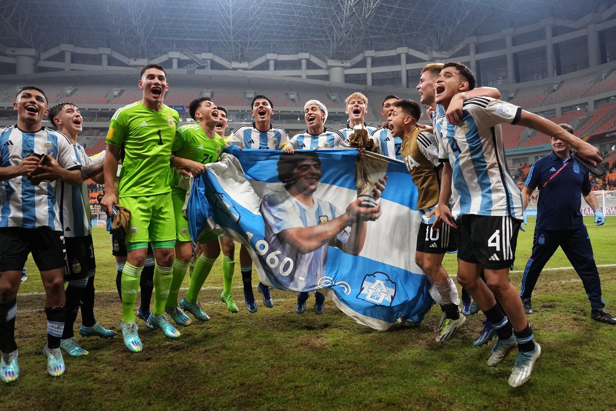 El festejo de los pibes. Diego Armando Maradona, siempre presente