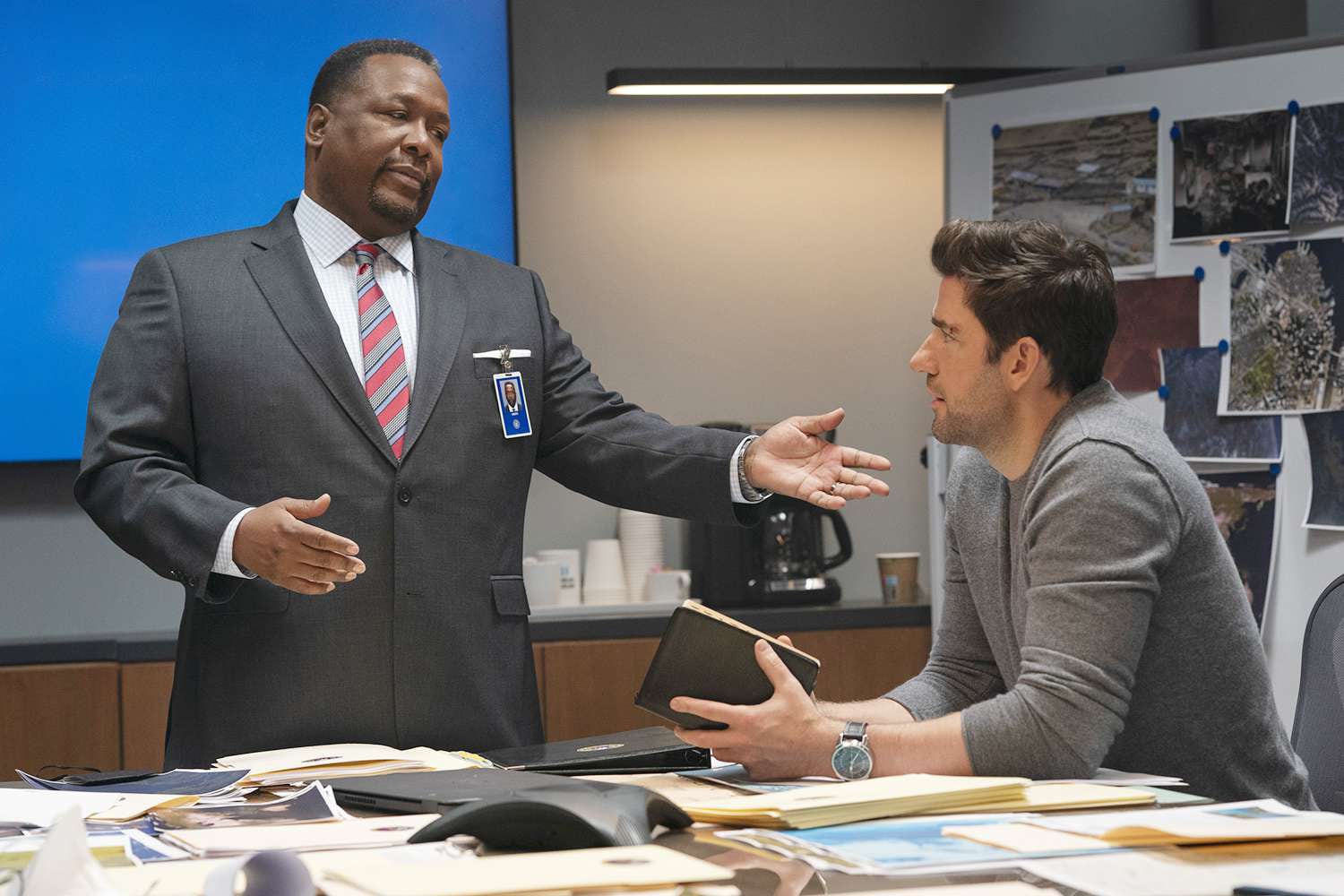 Wendell Pierce y John Krasinski en "Jack Ryan", que puede verse en Prime Video.