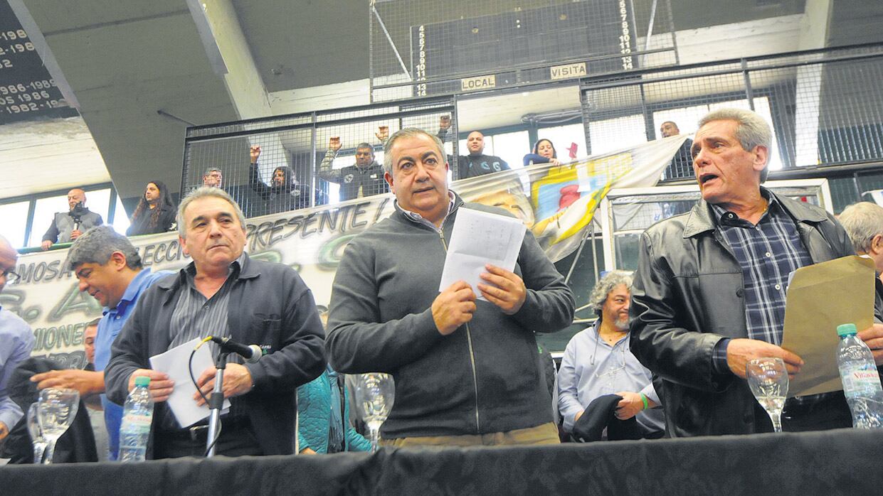 Juan Carlos Schmid, Héctor Daer y Carlos Acuña, los triunviros de la CGT, al encabezar el encuentro en Ferro.