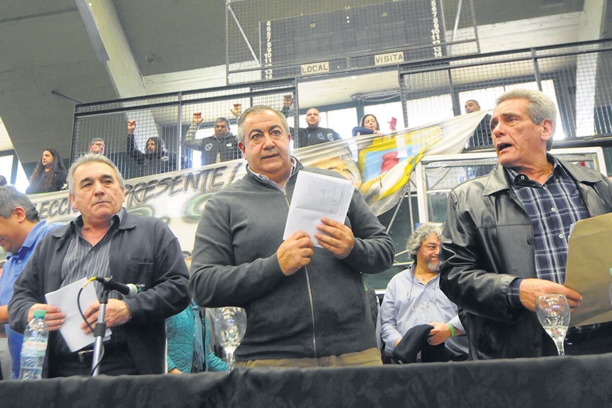 Juan Carlos Schmid, Héctor Daer y Carlos Acuña, los triunviros de la CGT, al encabezar el encuentro en Ferro.