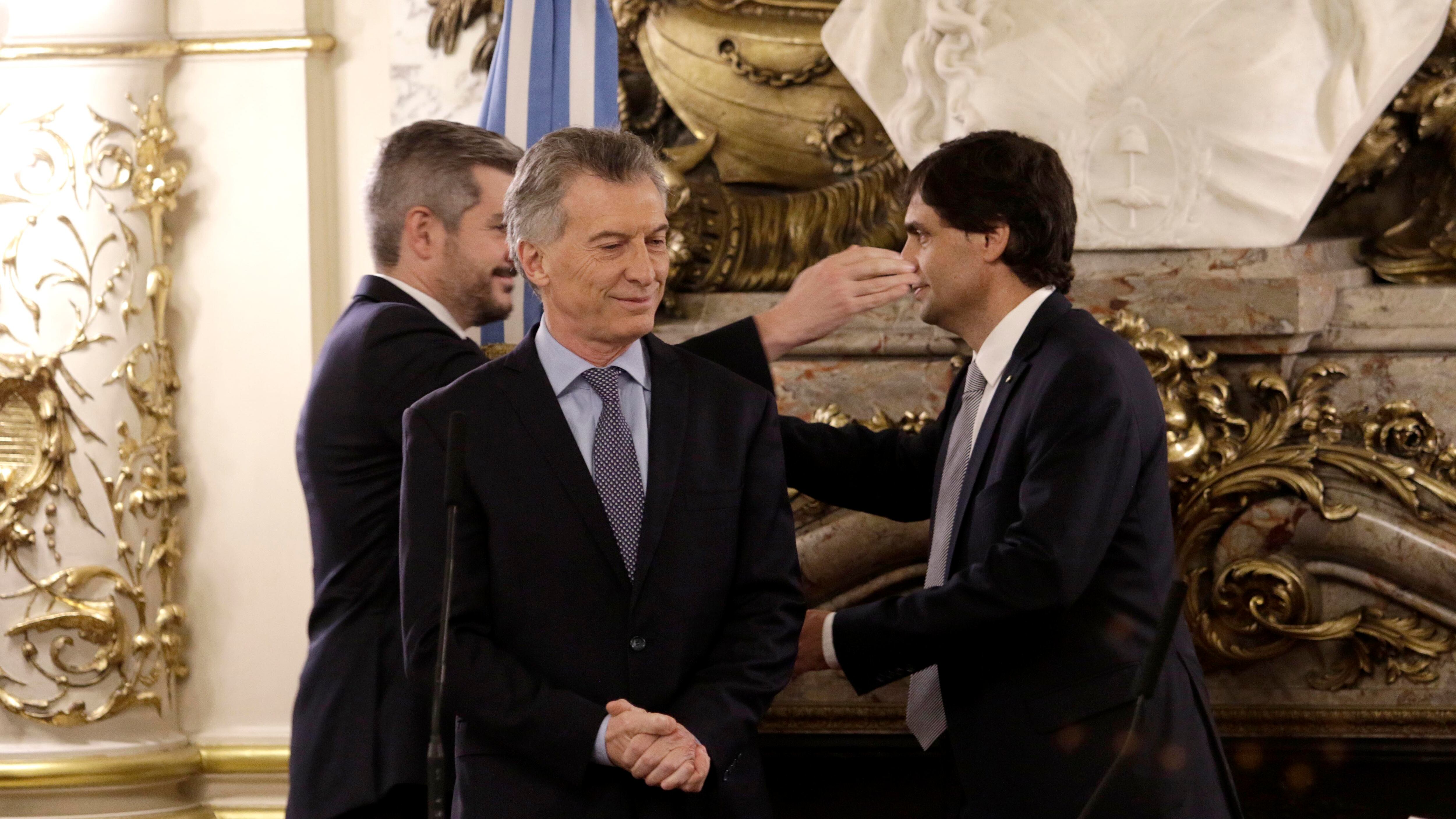 Jura Hernán Lacunza, lo saluda Marcos Peña, Mauricio Macri se frota las manos.