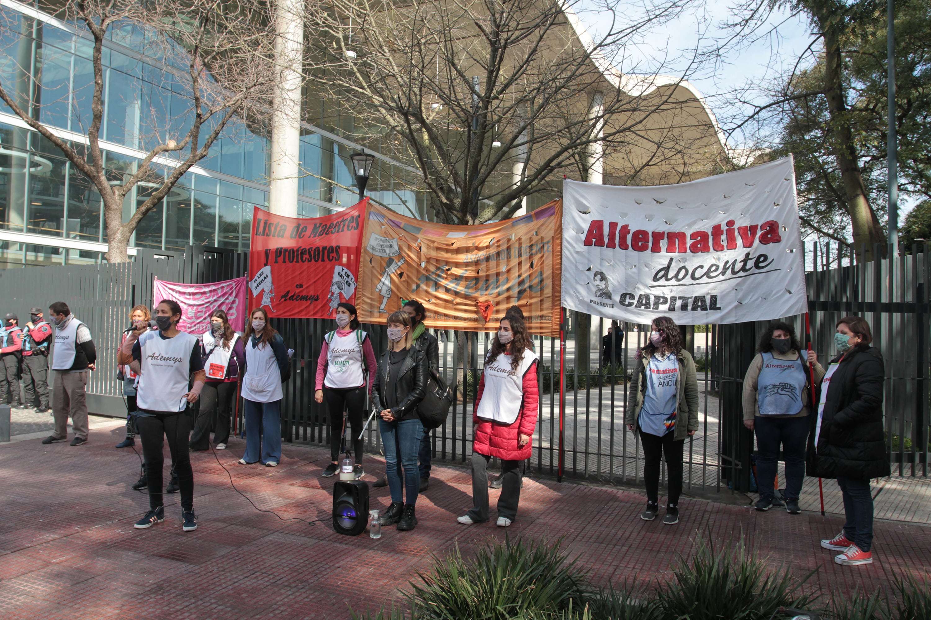 Los gremios docentes porteños cuestionaron el calendario escolar que dispuso el gobierno de la ciudad.