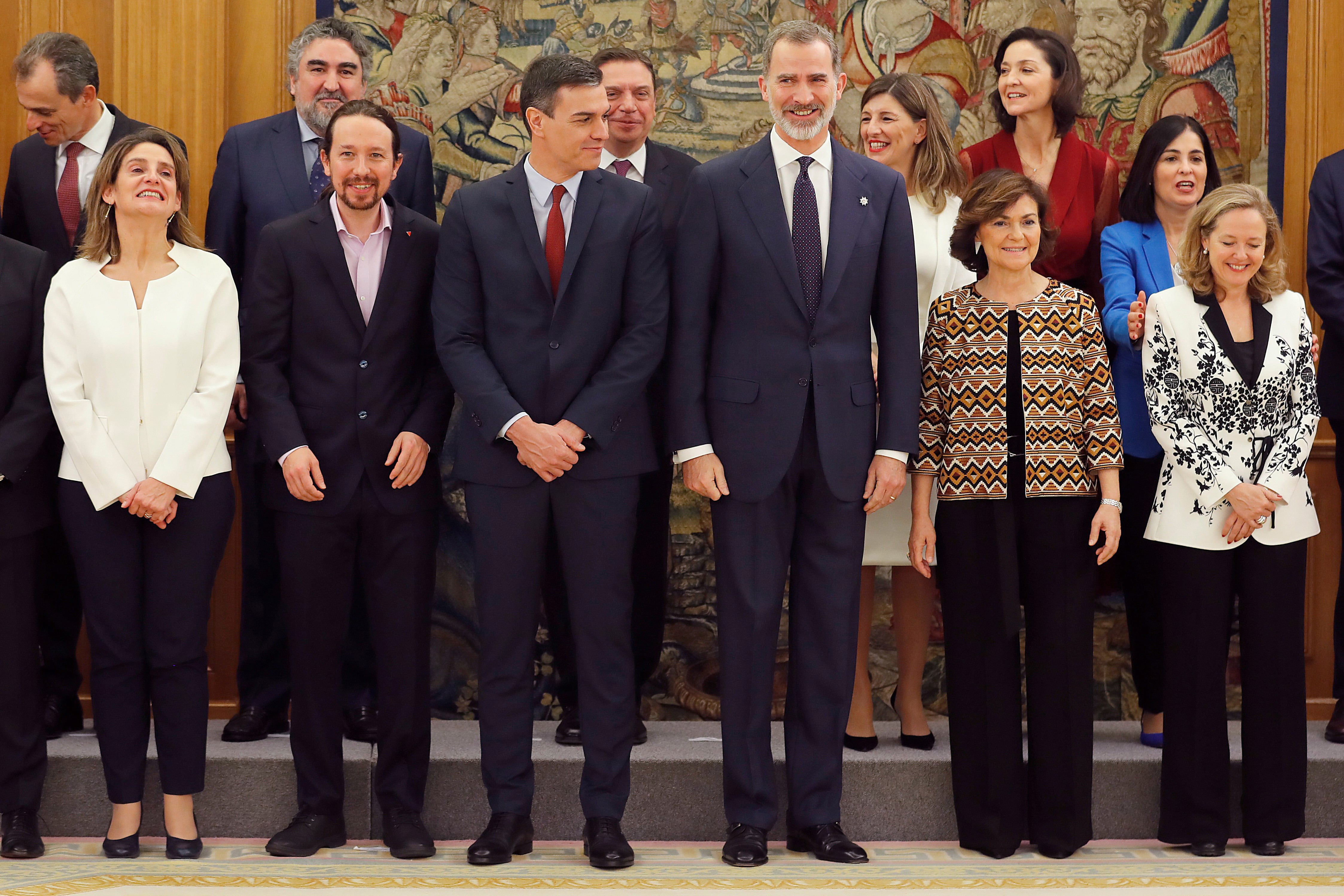 El gabinete juró el cargo frente al rey Felipe VI y se tomó la foto familia. 