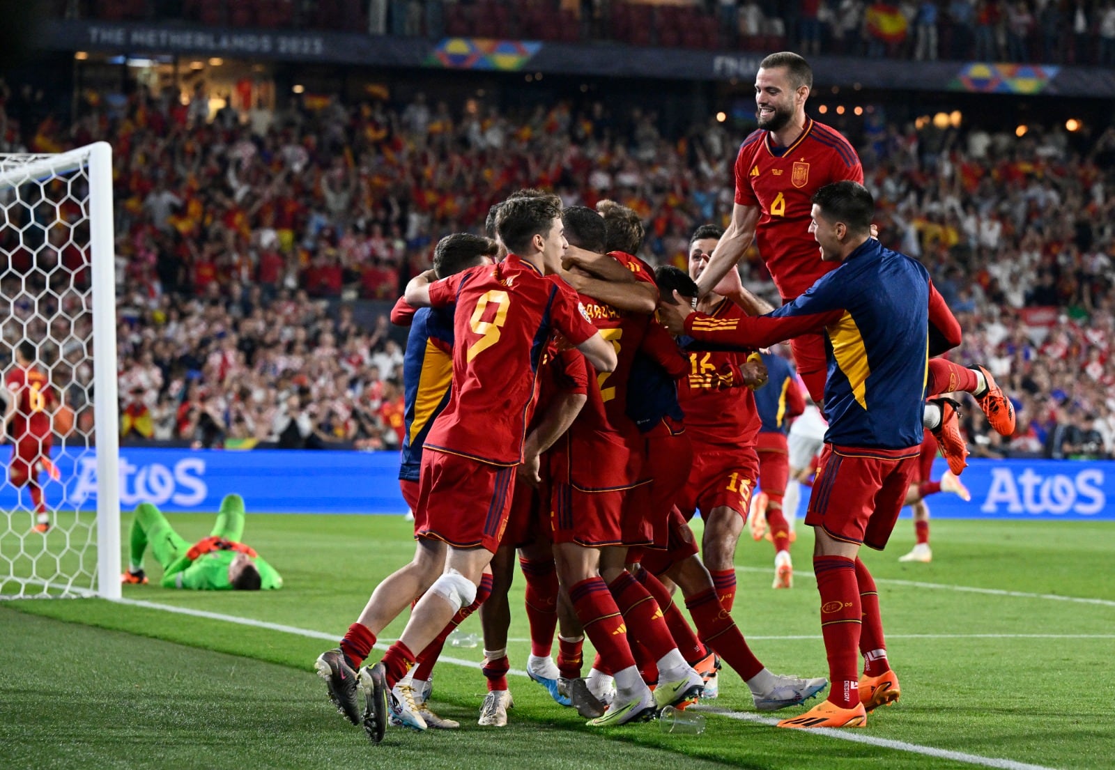 Los abrazos para Carvajal, autor del penal decisivo