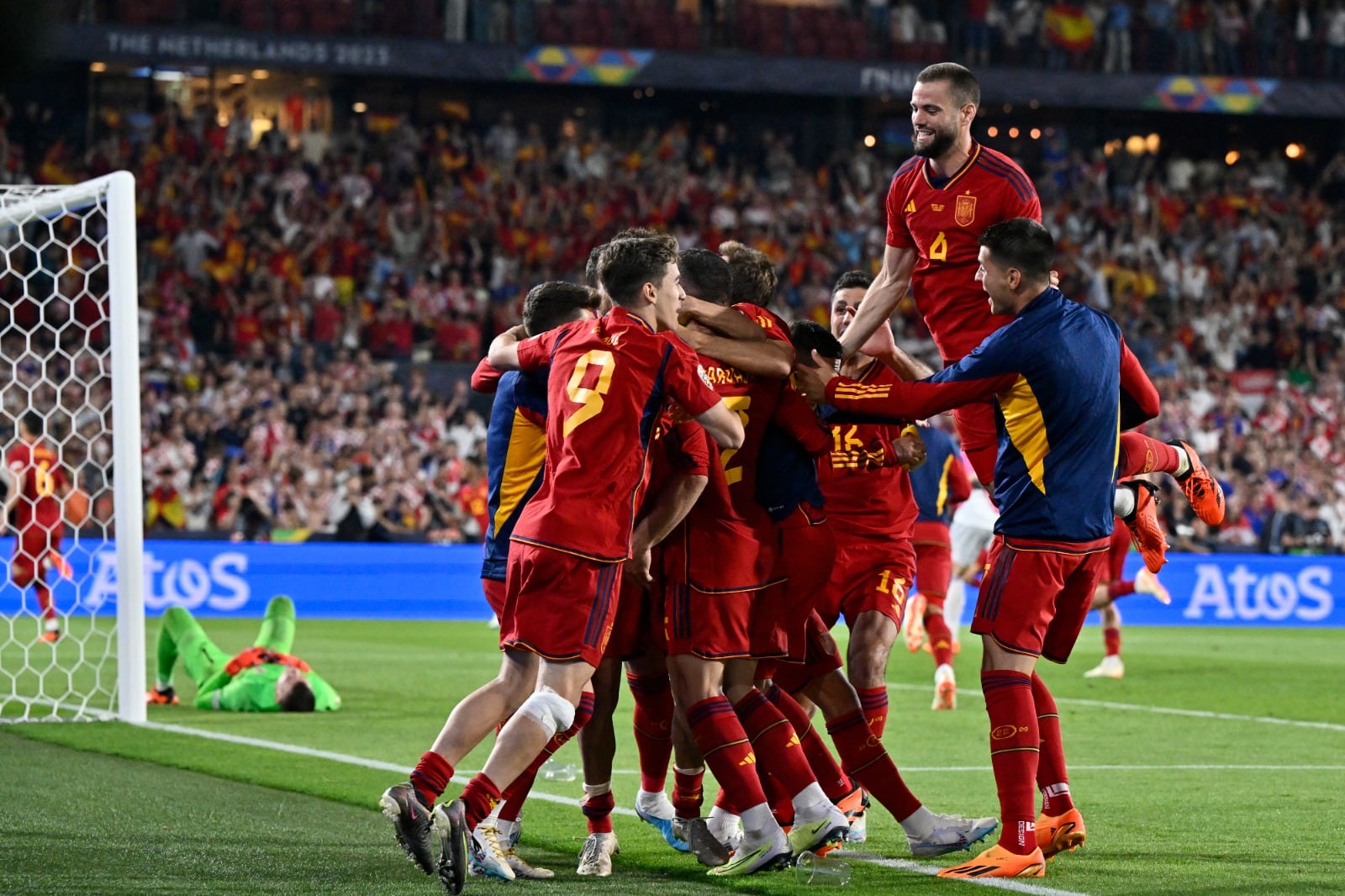 Los abrazos para Carvajal, autor del penal decisivo