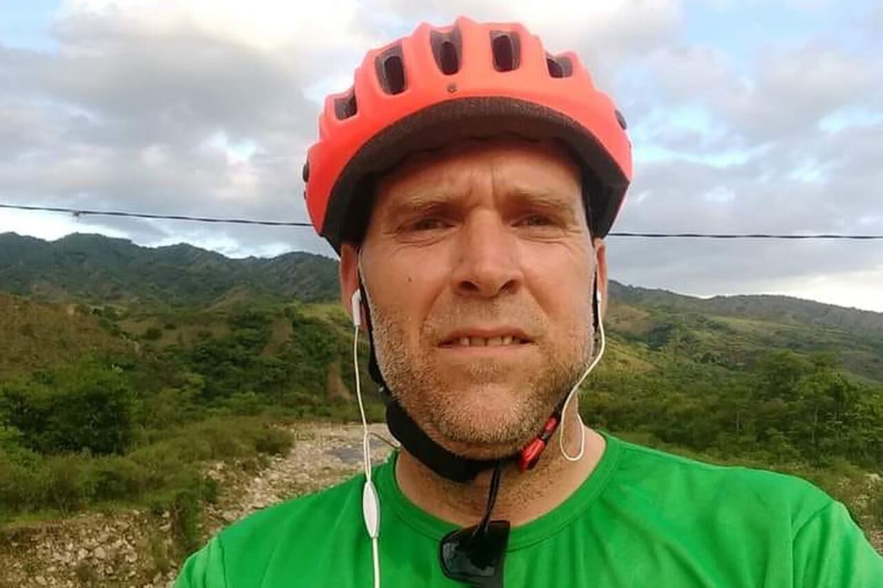El ataque ocurrió en horas del mediodía, cuando Ramiro Esteban Sagasta, de 44 años, paseaba con su bicicleta camino a la localidad de San Lorenzo.