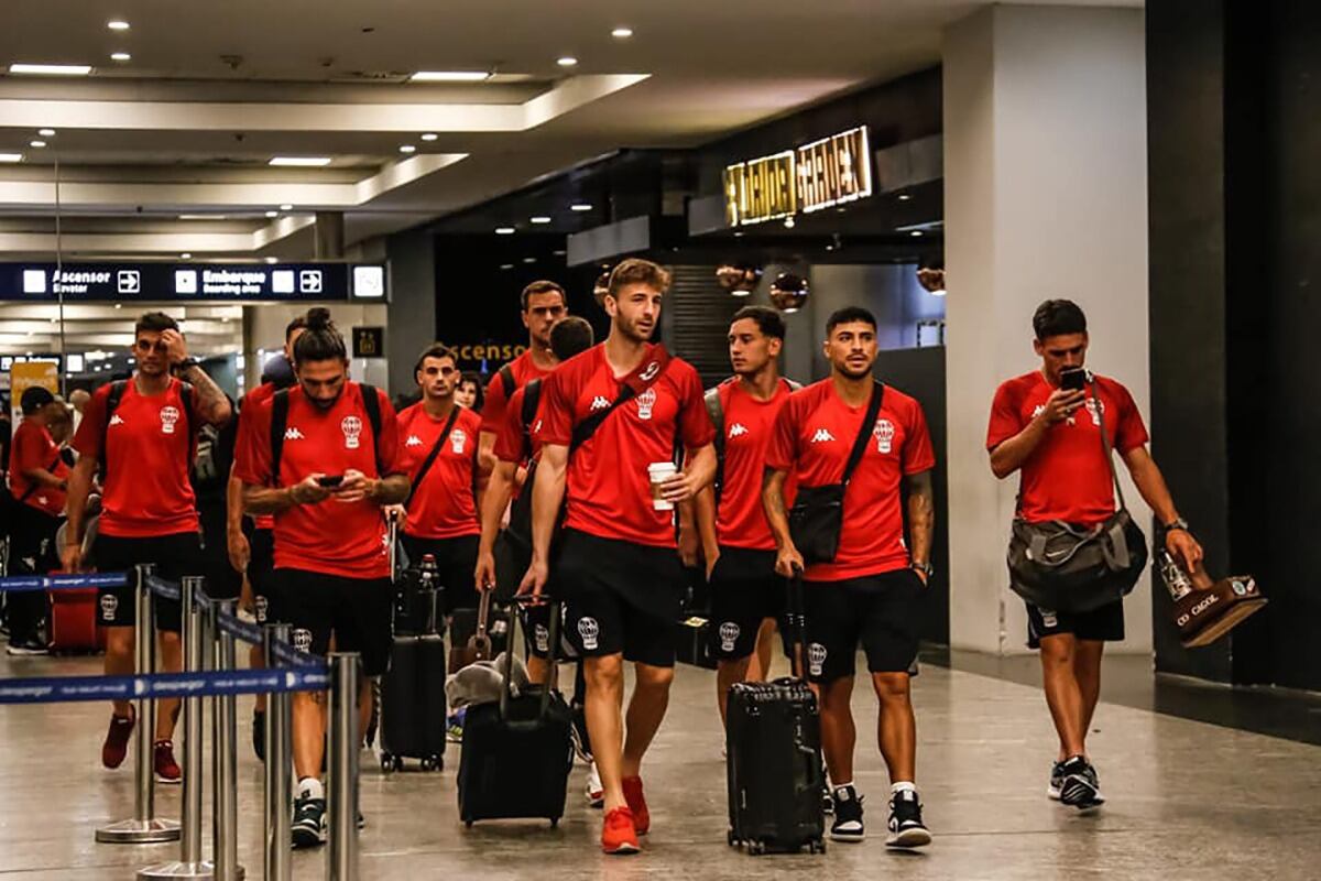 El plantel de Huracán camino a Lima.