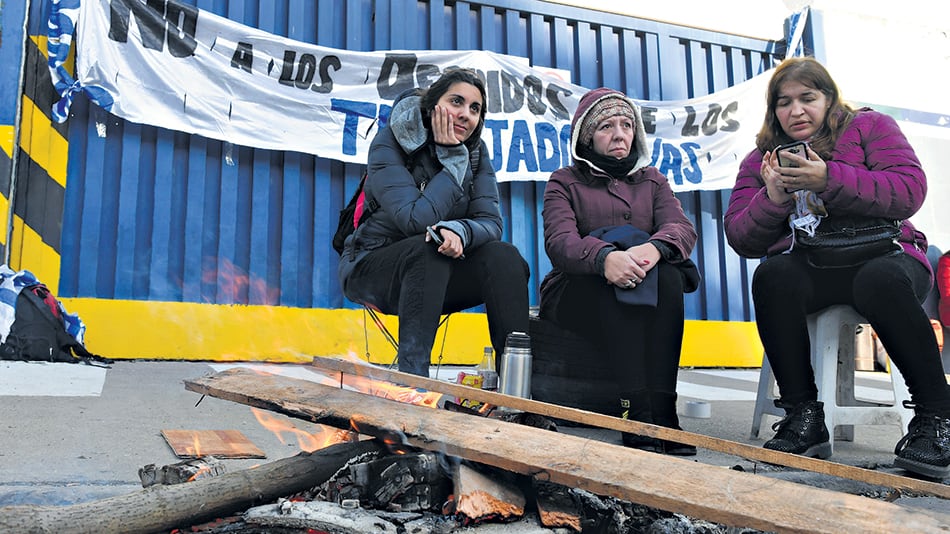 Trabajadores y familiares se instalaron en la puerta de la fábrica en Florida.