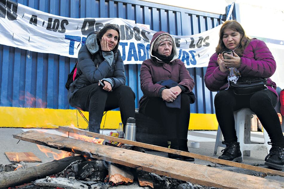 Trabajadores y familiares se instalaron en la puerta de la fábrica en Florida.