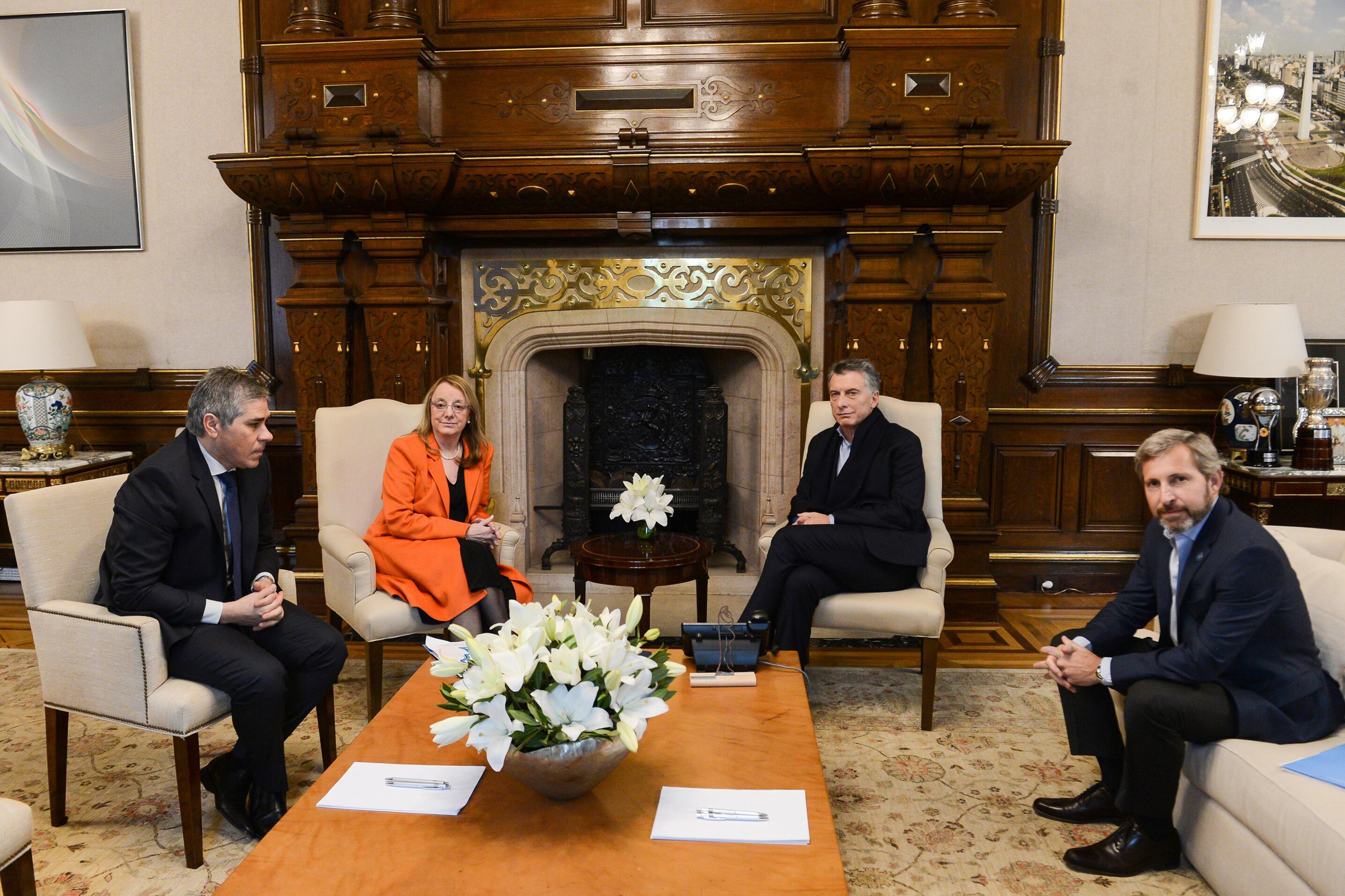 Mauricio Macri recibió a Alicia Kirchner en su despacho en la Rosada.