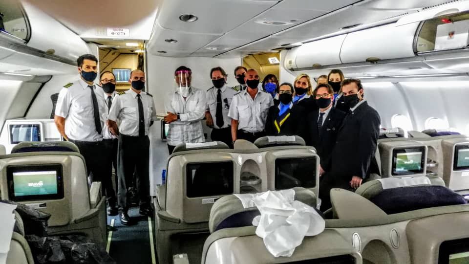 La tripulación de Aerolíneas Argentinas, en el último vuelo de evacuación de La Habana.