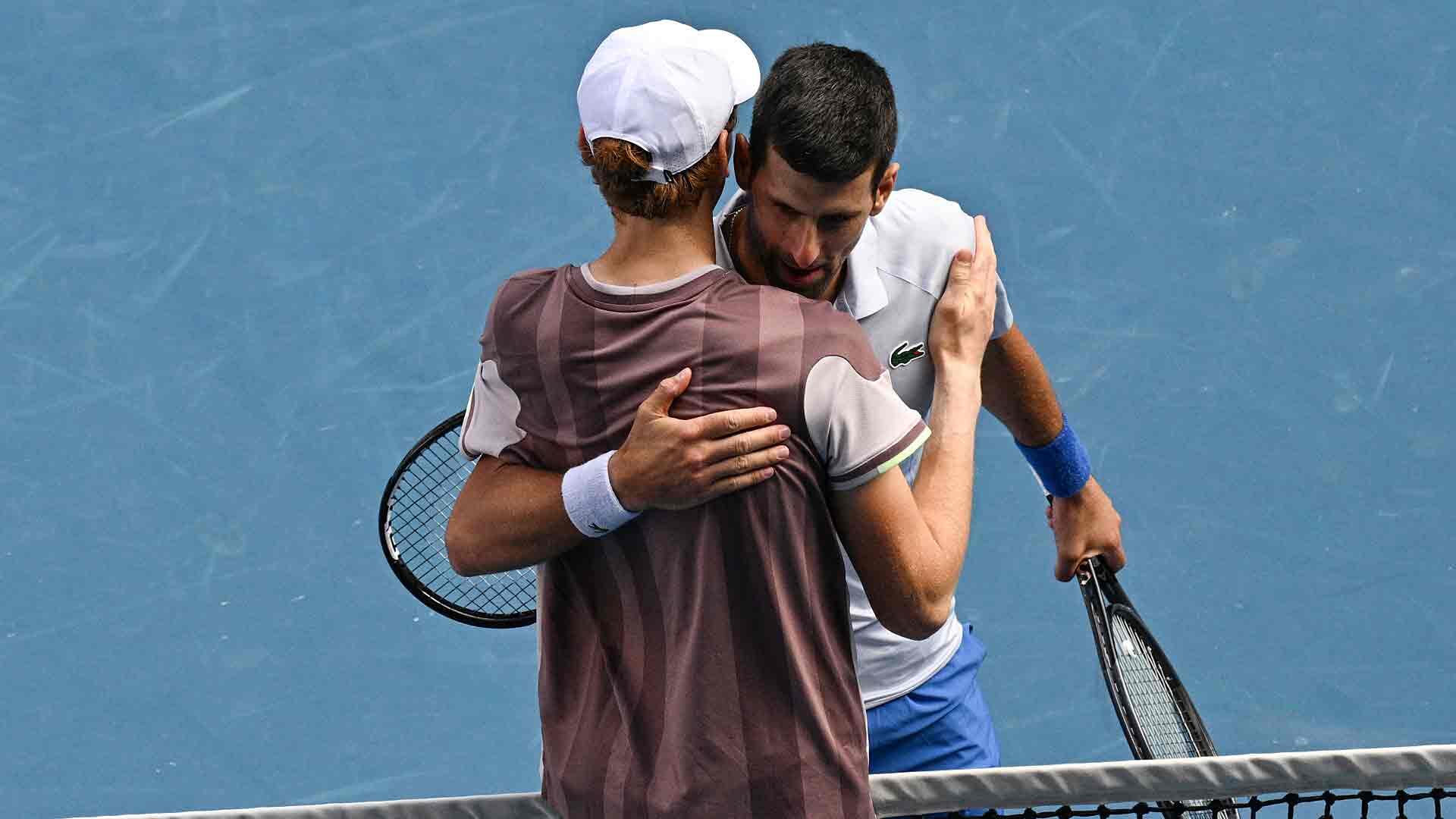 El abrazo entre Sinner y Djokovic. 
