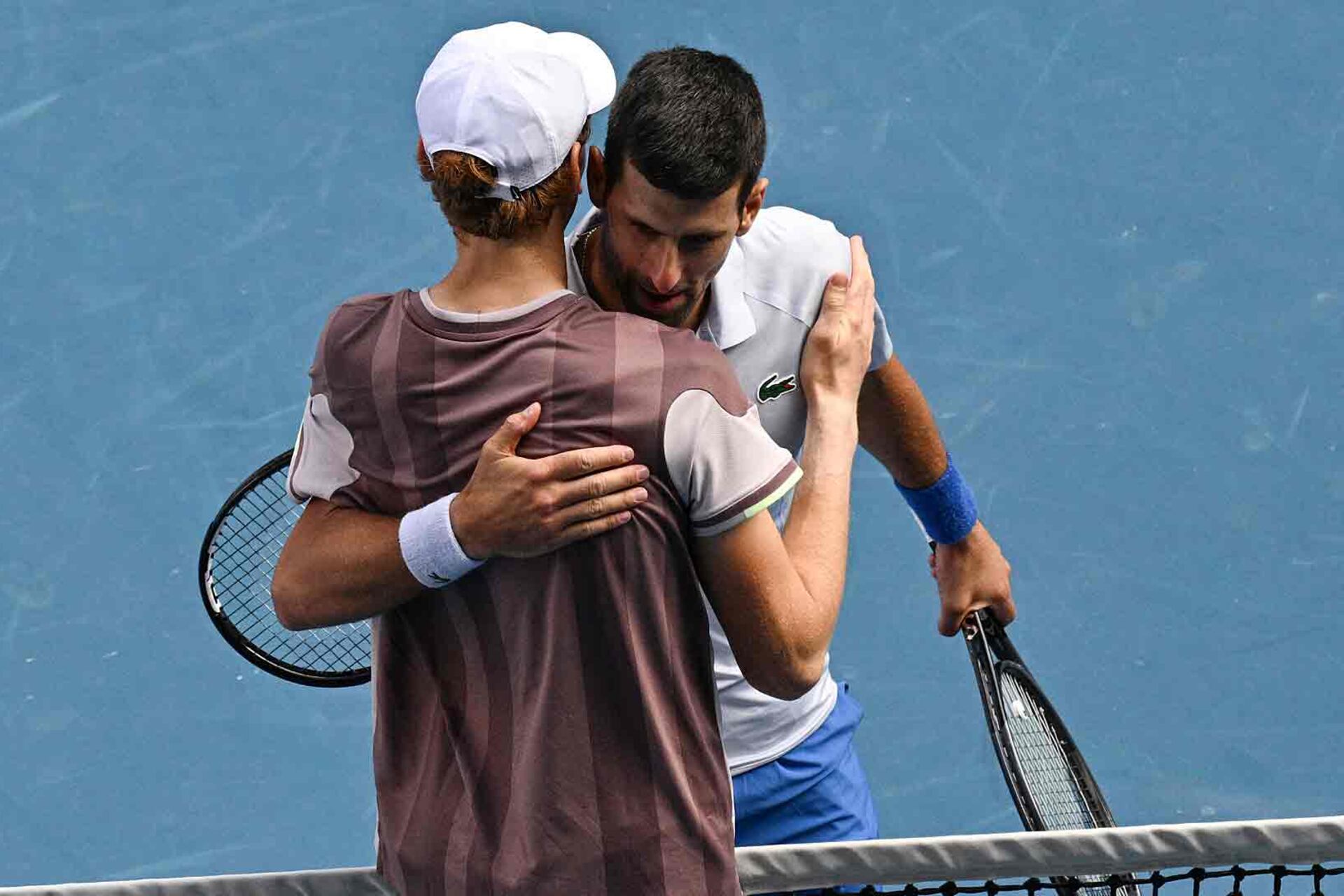 El abrazo entre Sinner y Djokovic.