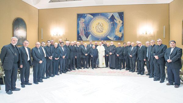 El Papa posa junto a los obispos chilenos que ayer renunciaron al cabo de un encuentro en el Vaticano.