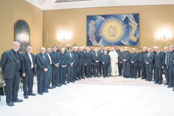 El Papa posa junto a los obispos chilenos que ayer renunciaron al cabo de un encuentro en el Vaticano.