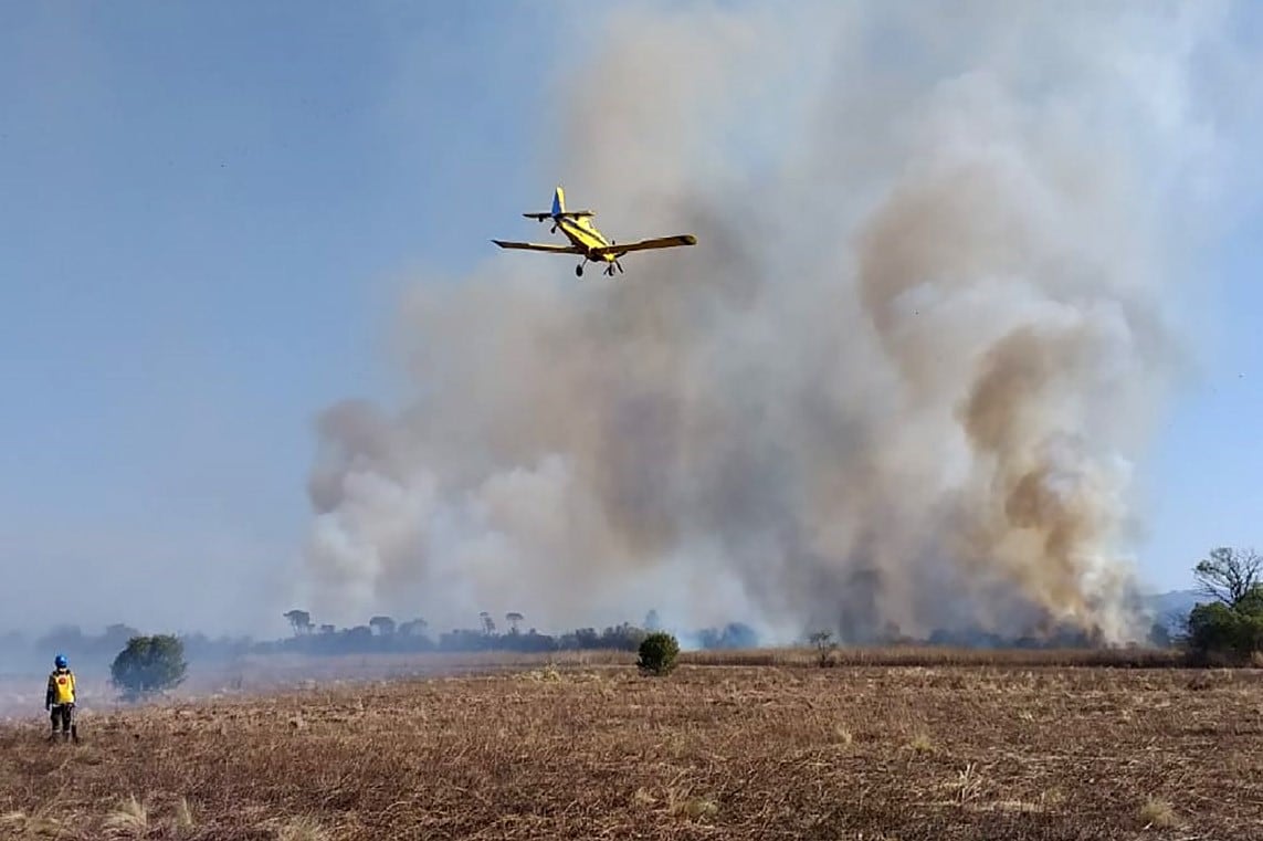 Aviones hidrantes trabajando en un sector próximo a Huerta Grande y La Falda, en Córdoba (Foto: NA).