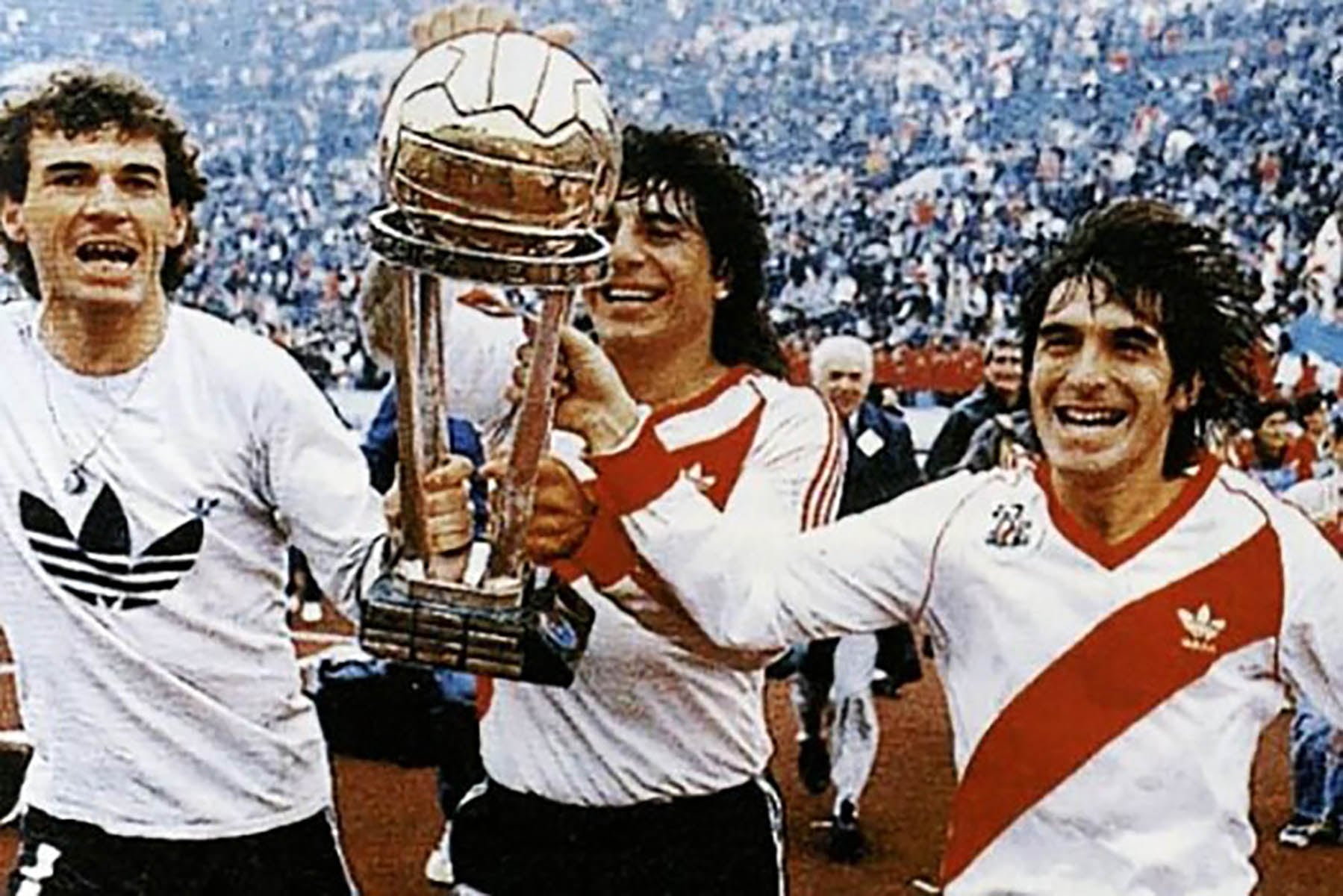 Pumpido, Funes y Alfaro con la Copa Intercontinental en 1986