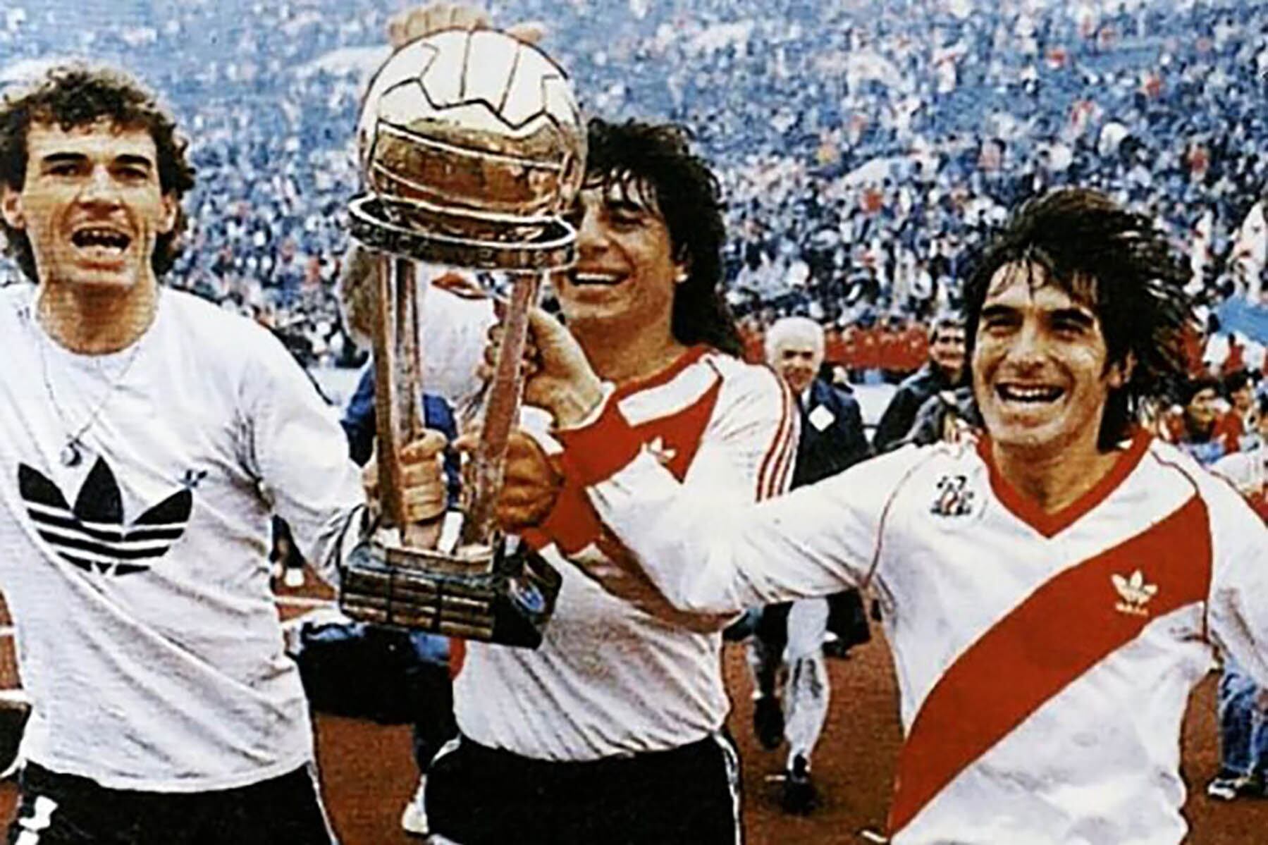 Pumpido, Funes y Alfaro con la Copa Intercontinental en 1986